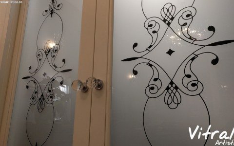 Vitralii Artistice. Vitralii Rasini. Vitralii Usi si Ferestre Geamuri decorative sticla decorativa usi de interior geamuri sablate geamuri colorate. www.vitraliiartistice.ro 6 1